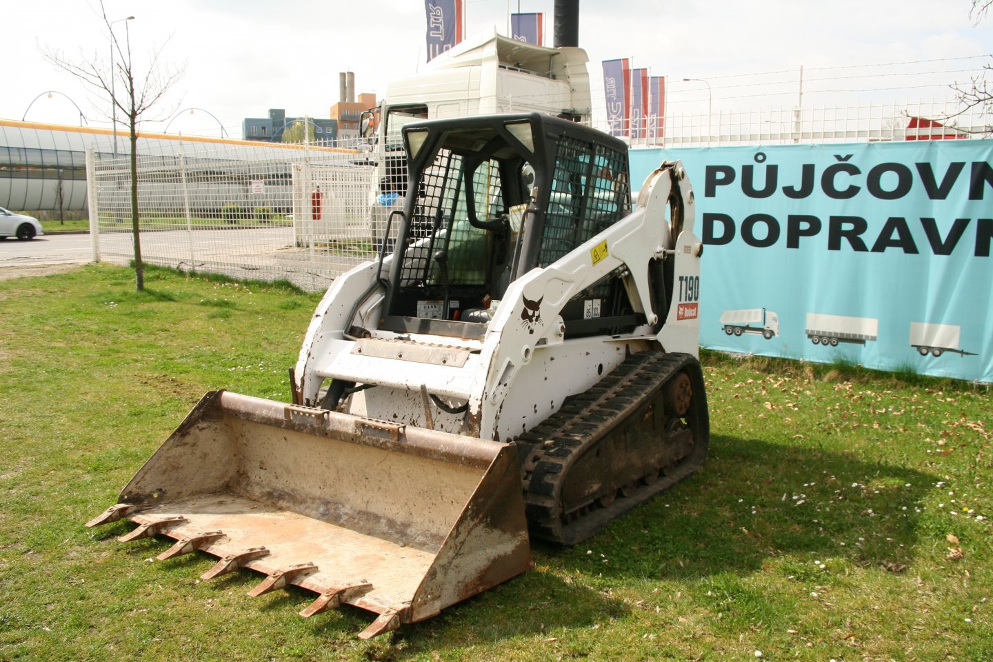 BOBCAT T 190 smykový nakladač